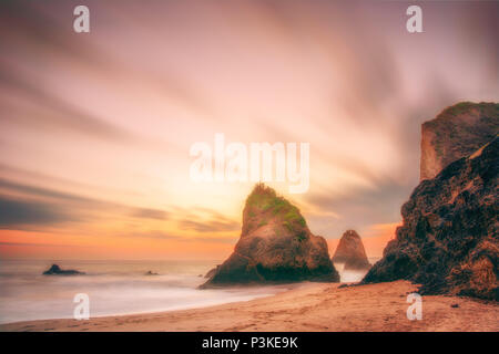 Coucher du soleil en Equateur par la mer ocean shore beach rocks nuages longue exposition Banque D'Images