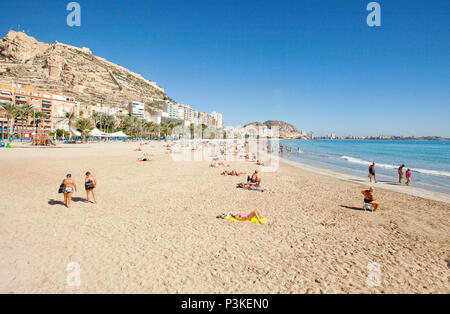 Le soleil à Playa del plage de Postiguet, Alicante, Espagne Banque D'Images