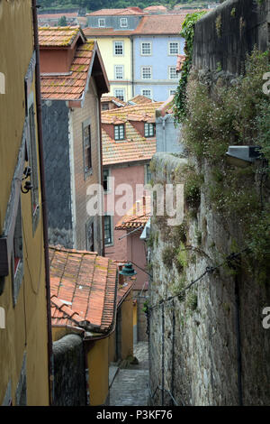 Les rues étroites et tortueuses entre les maisons dans le quartier Ribeira de Porto, Portugal Banque D'Images