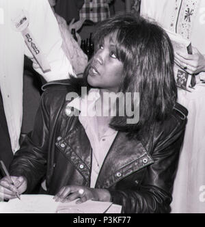 La Journée Mary Wilson de "Les Suprêmes" secoué Wilkes Barre Georgia's Place publique ! Mary Wilson Super Star de la Motown Notice"s 'Tragédie' visité Wilkes Barre's Fine Arts Fiesta en 1991.Elle choqué et secoué--sans doute la plus grande foule de l'histoire Fiesta. Mary Wilson était simplement le lieu.Mary Wilson, des Supremes, leur donner tout ce qu'ils avaient espéré.Les visages dans la foule immense admiration affichée pour cette ancienne star de la Motown. Une femme peut tout à fait saisir le cœur et l'âme de tant de gens ? La réponse a été "vous pariez votre Sweet suprêmes qu'elle pouvait" Banque D'Images