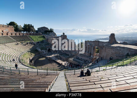 Le grec ancien amphithéâtre romain de Taormina, Sicile, Italie Banque D'Images