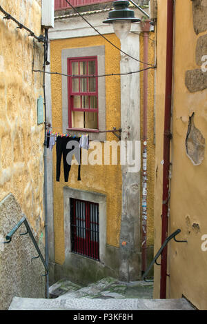 Les rues étroites et tortueuses entre les maisons dans le quartier Ribeira de Porto, Portugal Banque D'Images