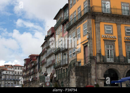 Des terrasses colorées, des bars et restaurants près du bord de mer dans le quartier de Ribeira de Porto, Portugal Banque D'Images