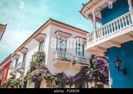 De beaux balcons colorés au sein de l'ancienne enceinte de la ville historique de Carthagène, Colombie Banque D'Images