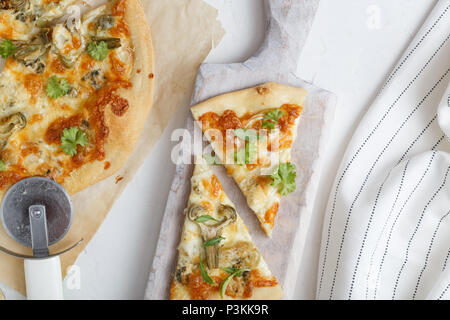 Fermer la vue de la pizza au fromage avec des artichauts et roquette Banque D'Images