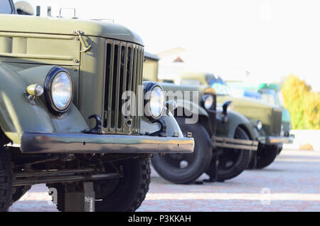 Photo des cabines de trois véhicules hors-route depuis l'époque de l'Union soviétique. Vue latérale des voitures militaires à partir de la roue avant Banque D'Images