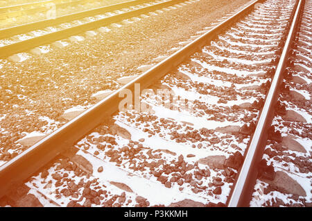 Plus de détails hiver russe enneigé de fer de plein soleil. Les rails et traverses sous la neige de décembre. Les chemins de fer russes en détail Banque D'Images