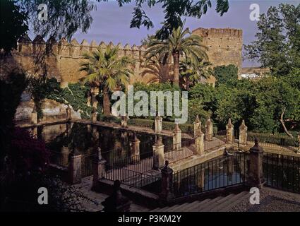 JARDINES DEL ALCAZAR DE LOS REYES CRISTIANOS CON LA TORRE DE LA INQUISICION AL FONDO - SIGLO XIV. Emplacement : ALCAZAR, Cordoba, Espagne. Banque D'Images