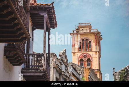 De beaux balcons colorés au sein de l'ancienne enceinte de la ville historique de Carthagène, Colombie Banque D'Images