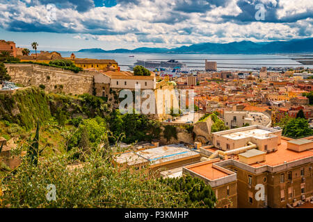 Italie Sardaigne Cagliari Castello ( casteddu ) District - panorama depuis le bastion de quartier du château - à gauche à droite le quartier de Stampace wall Banque D'Images