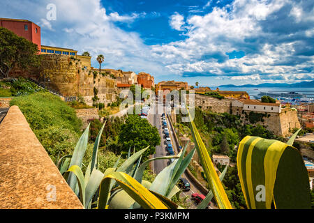 Italie Sardaigne Cagliari Castello ( casteddu ) District - panorama depuis le bastion de quartier du château - à gauche à droite le quartier de Stampace wall Banque D'Images