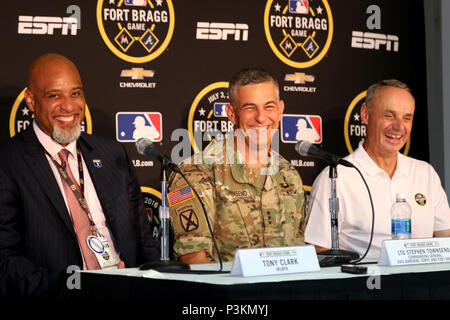 Association des joueurs de la Ligue Majeure de Baseball Directeur exécutif Tony Clark, le lieutenant général Stephen Townsend, général commandant, XVIII Airborne Corps et Robert D. Manfred Jr., Commissaire à la Ligue Majeure de Baseball, réagir au cours d'une conférence de presse avant le début de la saison 2001 et Miami Marlins match de saison régulière joué à Fort Bragg Domaine le dimanche 3 juillet 2016 à Fort Bragg, N.C. Fort Bragg, MLB et l'Association des joueurs des ligues majeures ont fait équipe pour mettre sur le site historique du match de saison régulière entre les braves et les Marlins à Fort Bragg. (Photo US Army par le sergent. Jason Duhr) Banque D'Images