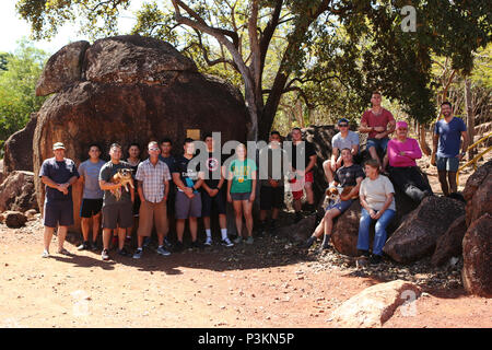 Un groupe de Marines américains, australiens volontaires et le personnel du Camp Aventure Parc Goanna et Australian Volunteers stand ensemble le 2 juillet 2016, après une journée de nettoyage de la zone en préparation pour les campeurs plus tard ce jour. Territoire du Nord variété sponsors le camp pour les enfants handicapés à l'expérience des activités de plein air comme le camping. Les marines sont la force de rotation avec Marine - Darwin. (U.S. Marine Corps photo par le Sgt. Sarah Anderson) Banque D'Images