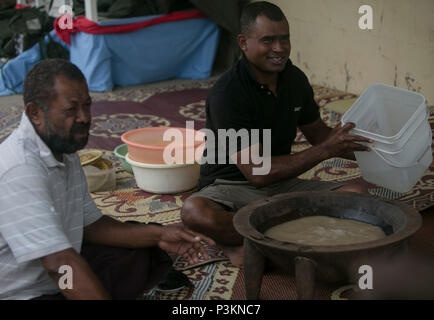 Le personnel de la St John's College, Ovalau, Fidji, préparer le kava, une boisson traditionnelle faite avec des racines locales, le 3 juillet 2016, dans le cadre d'une cérémonie de bienvenue pour les Marines américains et les marins à la Task Force Koa Moana. Le groupe de travail a pour mandat de procéder à la construction verticale formation au collège et la formation d'infanterie, avec la République de Fidji, les forces militaires sur l'île d'accroître l'interopérabilité et les relations. Les Marines et les marins avec le groupe de travail sont initialement attribué à I et III Marine Expeditionary Force et Naval Construction Battalion Mobile 4. (U.S. Marine Corps photo par le Cpl. William H Banque D'Images