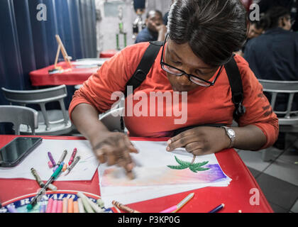 160704-N-IN729-098 Mer de Chine du Sud (4 juillet 2016) l'Aviation Ordnanceman 2e classe Jessica Robinson, à partir de mélanges de Baltimore, craie et crayon pendant un événement de peinture à bord de la Marine est qu'avant-déployé porte-avions USS Ronald Reagan (CVN 76) le jour de l'indépendance. "La coloration, ou quoi que ce soit, est vraiment créatif thérapeutique", a déclaré Robinson. "Il suffit de regarder autour et voir la concentration sur le visage de tout le monde et comment ils se perdent dans la couleur. Bob Ross était l'un d'un genre heureux dans son état d'esprit, et j'ai voulu venir et voir tout le monde la peinture et voir les choses qu'ils proposent." Ronald Reagan, Banque D'Images