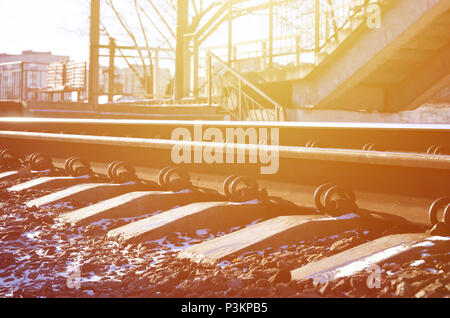 Plus de détails hiver russe enneigé de fer de plein soleil. Les rails et traverses sous la neige de décembre. Les chemins de fer russes en détail Banque D'Images