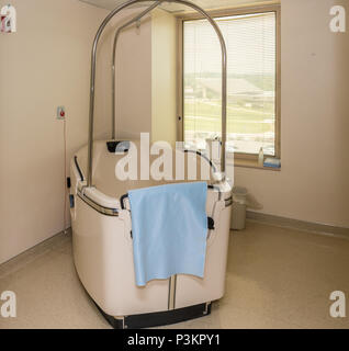 Piscine d'accouchement pour la naissance de l'eau dans la maternité d'un hôpital Banque D'Images