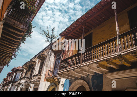 De beaux balcons colorés au sein de l'ancienne enceinte de la ville historique de Carthagène, Colombie Banque D'Images