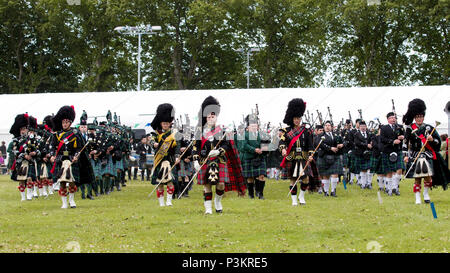 Oldmeldrum, Ecosse, Royaume-Uni. 16 Juin, 2018. Drum Majors menant les pipers massés dans un Pipe Band au cours de la Highland Games événement tenu à Oldmeldrum. Banque D'Images