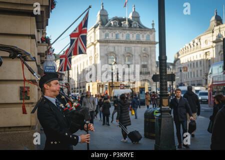 Londres, UK - Novembre 2017. Joueur de cornemuse écossaise dans l'exécution de Piccadilly Circus. Le format paysage. Banque D'Images