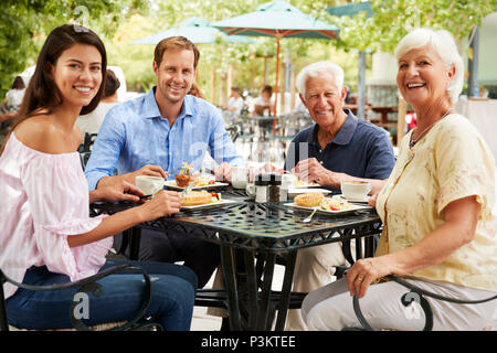 Senior Couple Enjoying Meal At Outdoor Cafe Banque D'Images