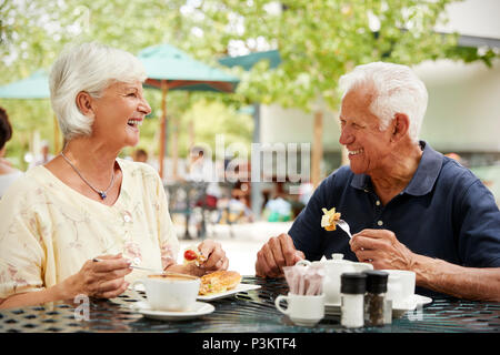 Portrait of Senior Couple Enjoying Meal At Outdoor Cafe Banque D'Images
