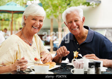 Couple Enjoying Meal At Outdoor Café Ensemble Banque D'Images