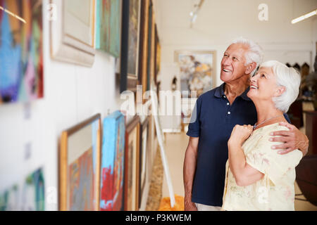 A Senior Couple peintures dans Art Gallery Banque D'Images