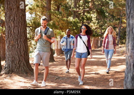 Groupe de jeunes amis de la randonnée aventure en pleine campagne Banque D'Images