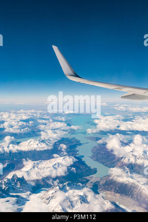 Vue depuis la fenêtre de l'avion de la neige a couvert des Andes avec les lacs, les glaciers et icebergs, le sud du champ de glace de Patagonie Patagonie, au Chili Banque D'Images