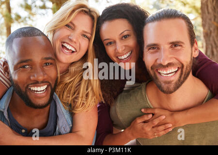 Portrait de jeunes amis sur aventure en randonnée Campagne Banque D'Images