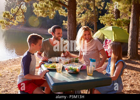 Camping familial au bord du lac sur la randonnée aventure en forêt Banque D'Images