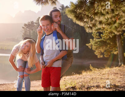 Portrait de famille Pulling Faces sur pied par Lake Banque D'Images