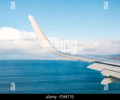 Vue depuis la fenêtre de l'avion sur la mer ou l'océan avec bleu ciel Banque D'Images