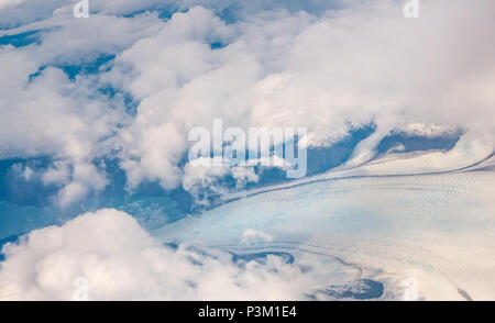 Vue depuis la fenêtre de l'avion du grand glacier de tomber dans le lac, les montagnes des Andes de Patagonie australe, champ de glace, Patagonie, Chili, Amérique du Sud Banque D'Images