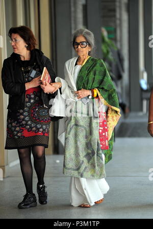 Tara Gandhi, petite-fille de Mahatma Gandhi, quitte son hôtel dans le centre de Milan, en Italie. En vedette : Tara Gandhi où : Milan, Lombardie, Italie Quand : 18 mai 2018 Credit : IPA/WENN.com **Uniquement disponible pour publication au Royaume-Uni, USA, Allemagne, Autriche, Suisse** Banque D'Images