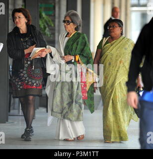 Tara Gandhi, petite-fille de Mahatma Gandhi, quitte son hôtel dans le centre de Milan, en Italie. En vedette : Tara Gandhi où : Milan, Lombardie, Italie Quand : 18 mai 2018 Credit : IPA/WENN.com **Uniquement disponible pour publication au Royaume-Uni, USA, Allemagne, Autriche, Suisse** Banque D'Images