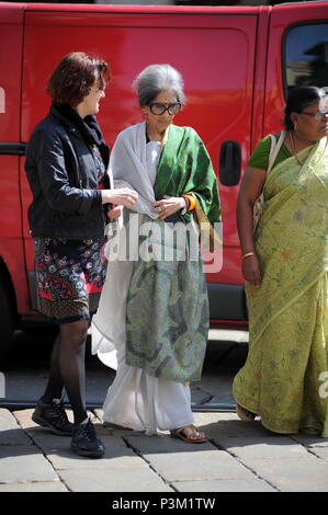 Tara Gandhi, petite-fille de Mahatma Gandhi, quitte son hôtel dans le centre de Milan, en Italie. En vedette : Tara Gandhi où : Milan, Lombardie, Italie Quand : 18 mai 2018 Credit : IPA/WENN.com **Uniquement disponible pour publication au Royaume-Uni, USA, Allemagne, Autriche, Suisse** Banque D'Images