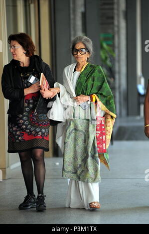 Tara Gandhi, petite-fille de Mahatma Gandhi, quitte son hôtel dans le centre de Milan, en Italie. En vedette : Tara Gandhi où : Milan, Lombardie, Italie Quand : 18 mai 2018 Credit : IPA/WENN.com **Uniquement disponible pour publication au Royaume-Uni, USA, Allemagne, Autriche, Suisse** Banque D'Images