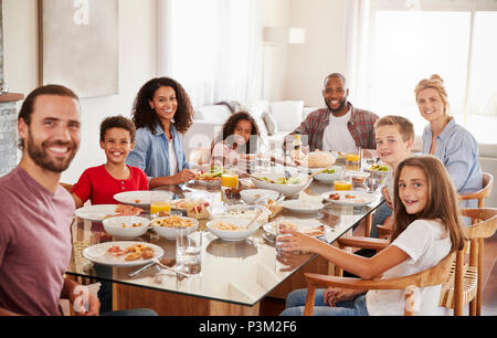 Portrait de deux familles, ils jouissent ensemble, à la maison des repas Banque D'Images