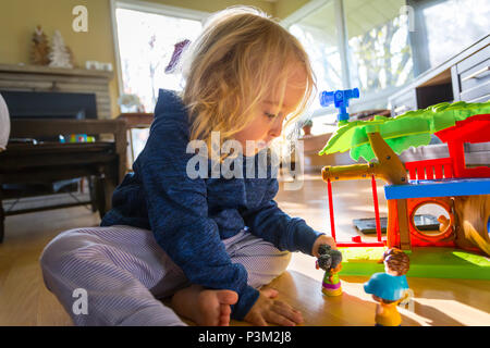 2 ans, fille, jouant avec des poupées Banque D'Images