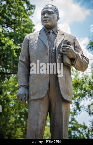 Martin Luther King statue à Birmingham, Alabama's Kelly Ingram Park en face de l'Birmingham Civil Rights Institute et Église baptiste. Banque D'Images