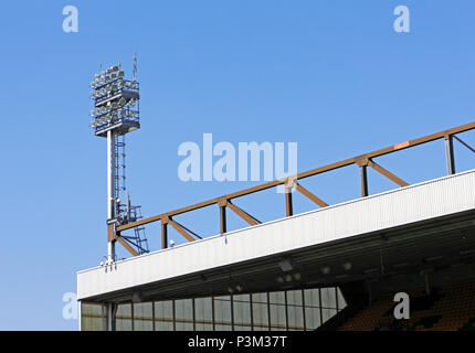 Projecteurs à un coin de la Norwich City Football Club sol à Carrow Road, Norwich, Norfolk, Angleterre, Royaume-Uni, Europe. Banque D'Images