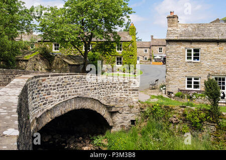 Pont de pierre sur Thwaite Beck dans village de Pennine Thwaite, Swaledale, Yorkshire Dales National Park, North Yorkshire, Angleterre, Royaume-Uni, Angleterre Banque D'Images