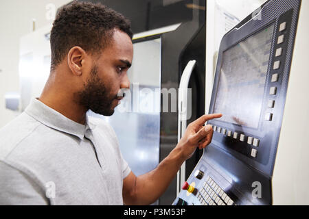 Homme d'exploitation Ingénieur en usine machines CNC Banque D'Images