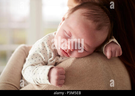 Close Up of newborn Baby Sleeping dormir sur l'épaule de mères Banque D'Images