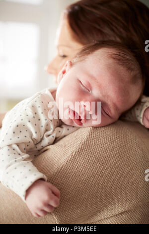 Close Up of newborn Baby Sleeping dormir sur l'épaule de mères Banque D'Images