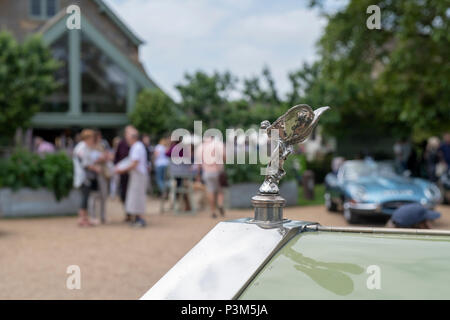 Vintage 1912 Rolls Royce Silver Ghost car, l'esprit de l'Extase, l'ornement de capot détail à Daylesford Organic farm shop festival d'été. Cotswolds, Royaume-Uni Banque D'Images