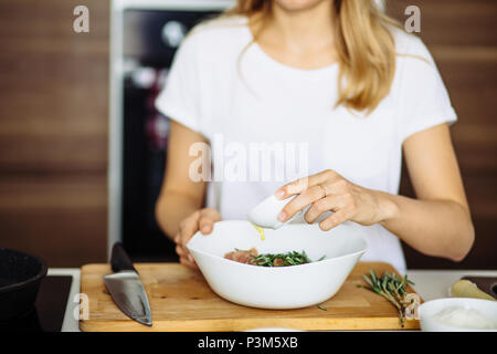 Portrait de femme de boeuf coupe les mains sur une planche à découper. Banque D'Images