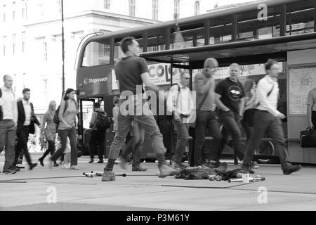 Jongleur de tenter de divertir les navetteurs et les employés de bureau sur le pont de Londres, Londres, Angleterre, Royaume-Uni, PETER GRANT Banque D'Images